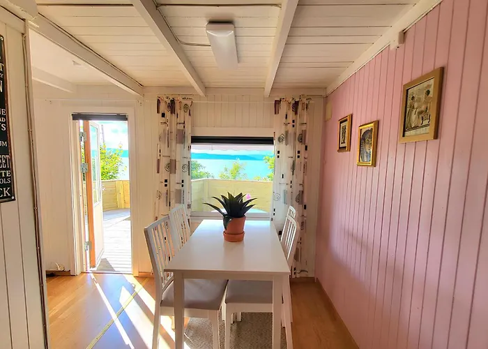 Ocean Side House, Sea View, Free Parking !